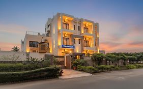 Fabhotel Phoenix Hospitality Near Dlf Cyber Hub & Metro, Gurugram